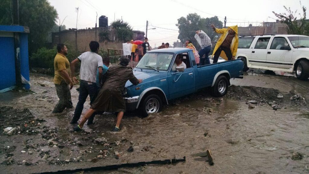 Desbordamiento de aguas negras provoca inundaciones en Tultitlán - Lluvias-tultitlán-elweso-4-1024x576