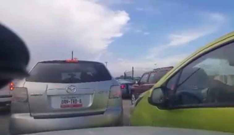 Video: conductor intenta meterse en la fila en puente internacional
