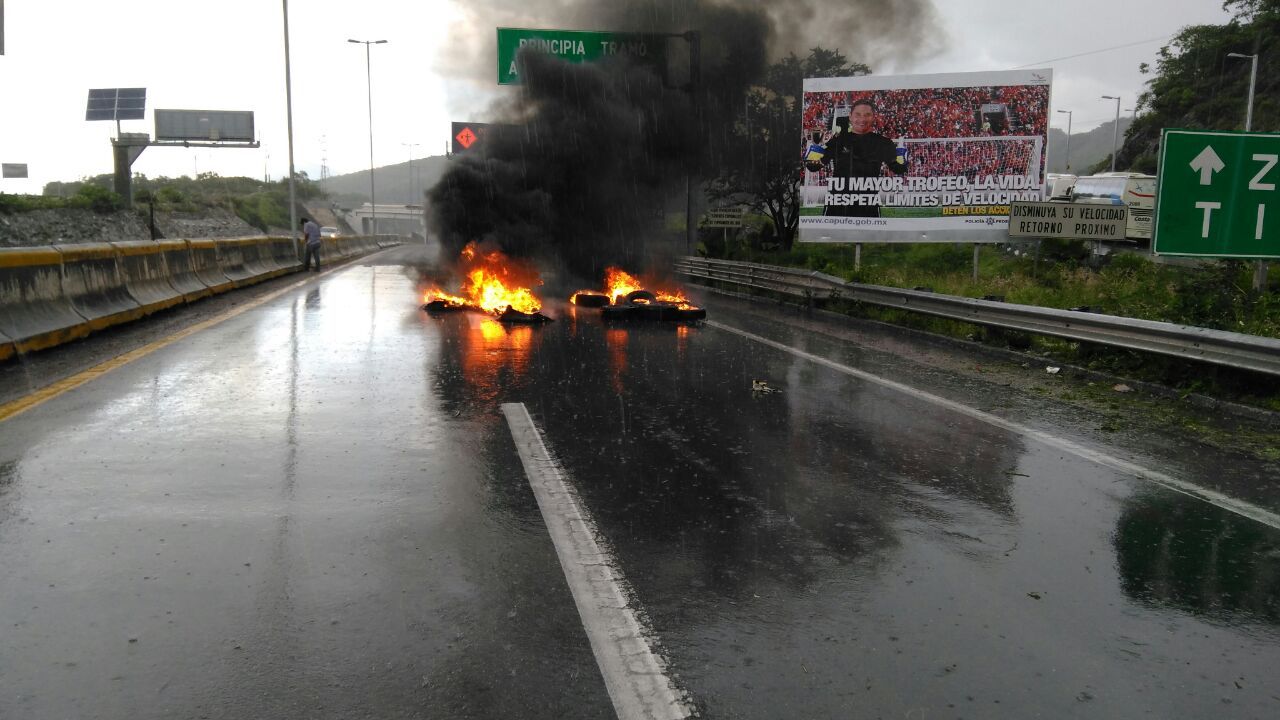 Normalistas de Ayotzinapa bloquearon Autopista del Sol Normalistas de Ayotzinapa bloquearon Autopista del Sol