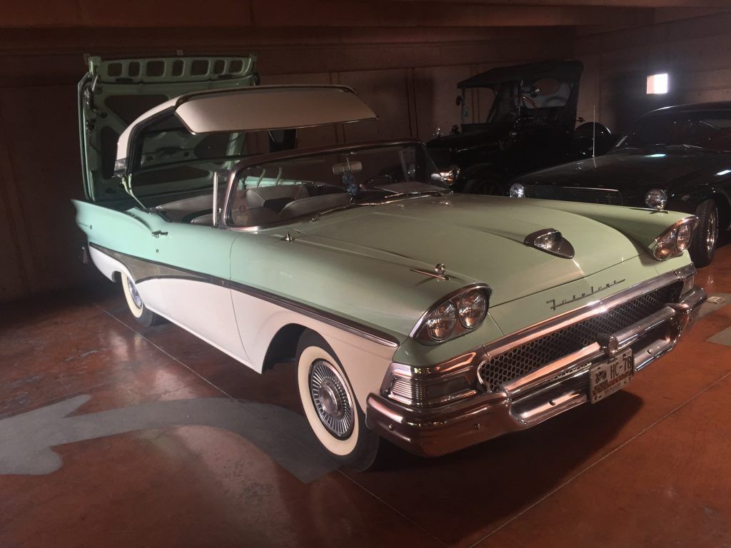 Una exposición de cochecitos para las vacaciones - Los-autos-clásicos-de-tamaño-real-están-en-el-estacionamiento-1-1024x768