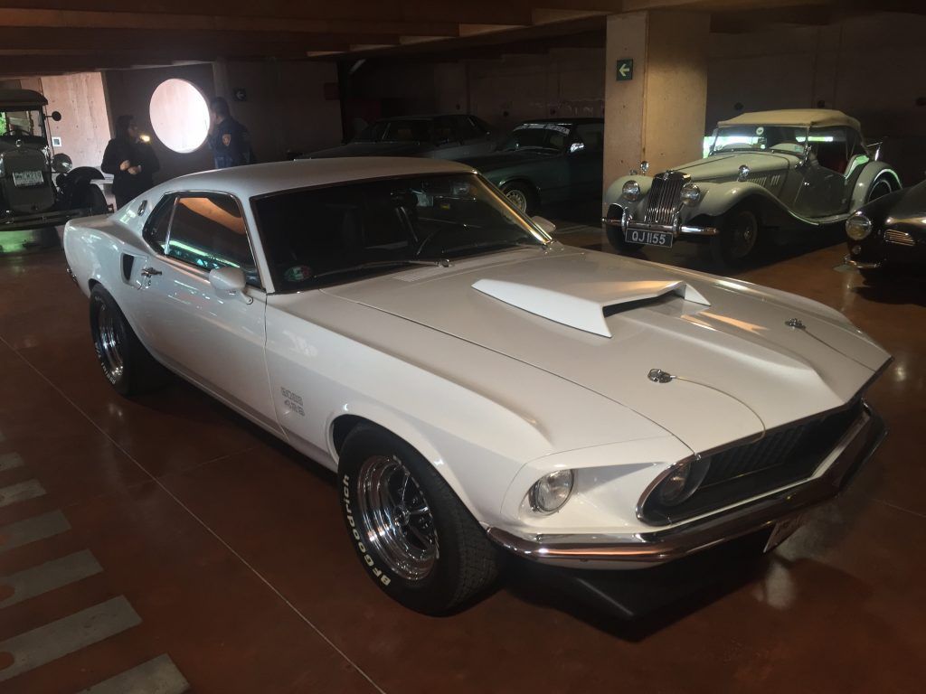 Una exposición de cochecitos para las vacaciones - Los-autos-clásicos-de-tamaño-real-están-en-el-estacionamiento-2-1024x768