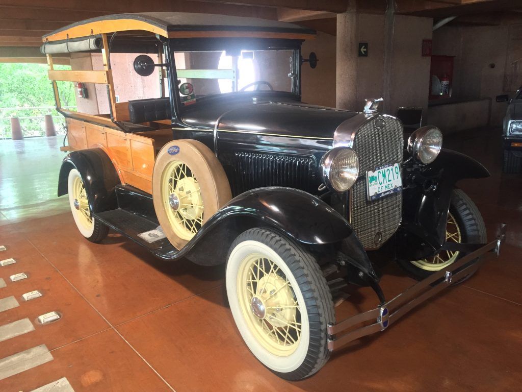 Una exposición de cochecitos para las vacaciones - Los-autos-clásicos-de-tamaño-real-están-en-el-estacionamiento-3-1024x768