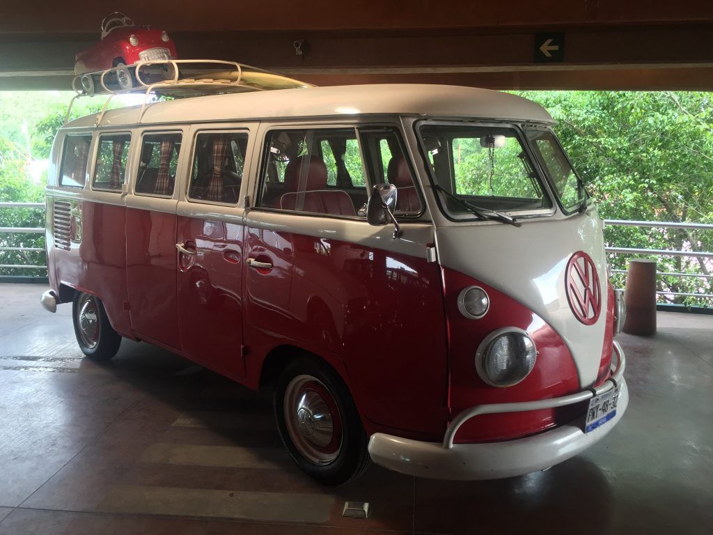 Una exposición de cochecitos para las vacaciones - Los-autos-clásicos-de-tamaño-real-están-en-el-estacionamiento-4-1024x768