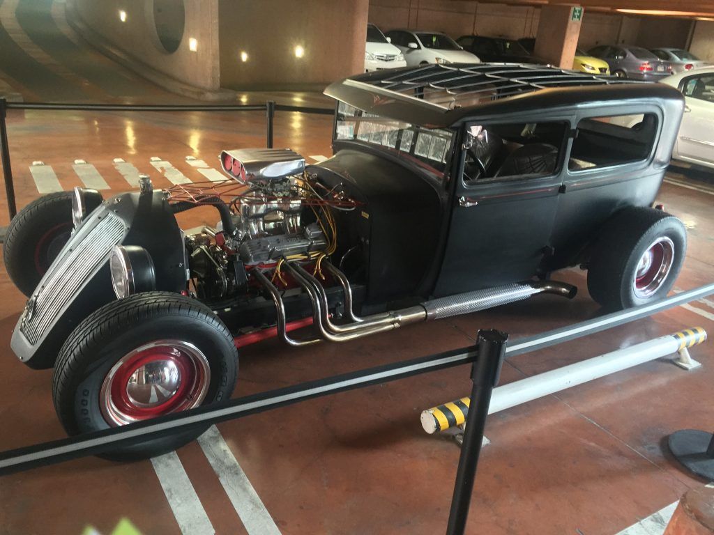 Una exposición de cochecitos para las vacaciones - Los-autos-clásicos-de-tamaño-real-están-en-el-estacionamiento-5-1024x768