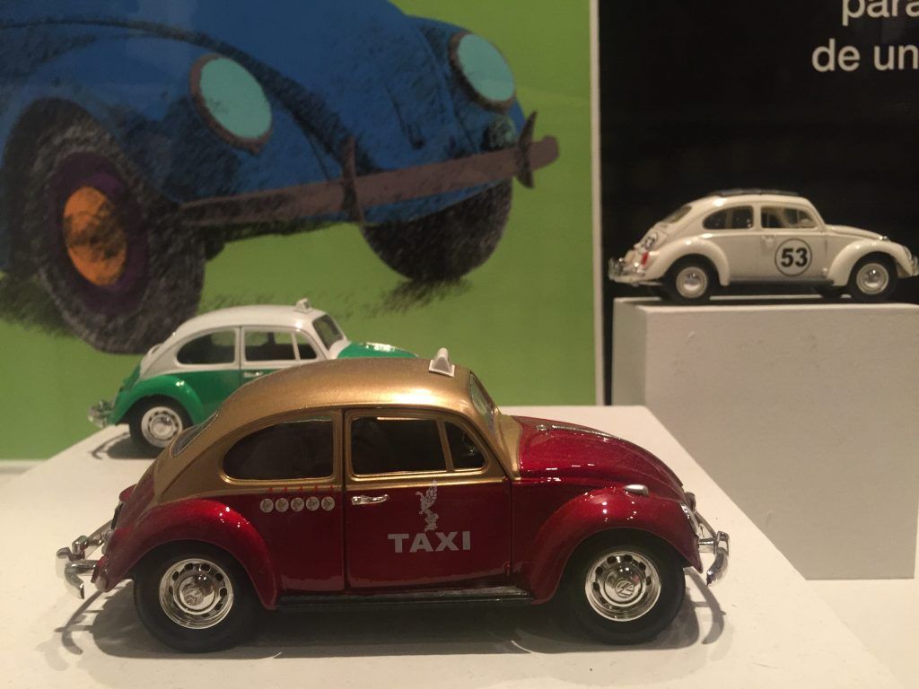 Una exposición de cochecitos para las vacaciones - Los-clásicos-taxis-vochos-de-la-Ciudad-de-México-1024x768