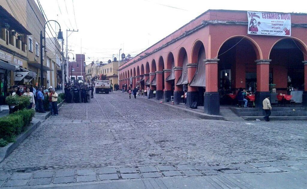 Granaderos retiran puestos ambulantes en Mercado de San Ángel