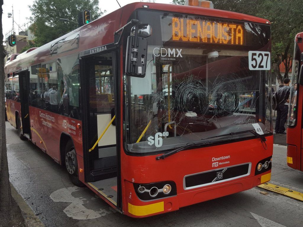 Metrobús se pasa el alto y atropella a comerciante - Metrobús-1024x768