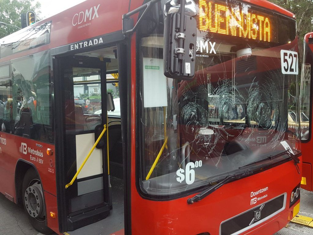 Metrobús se pasa el alto y atropella a comerciante - Metrobús-2-1024x768
