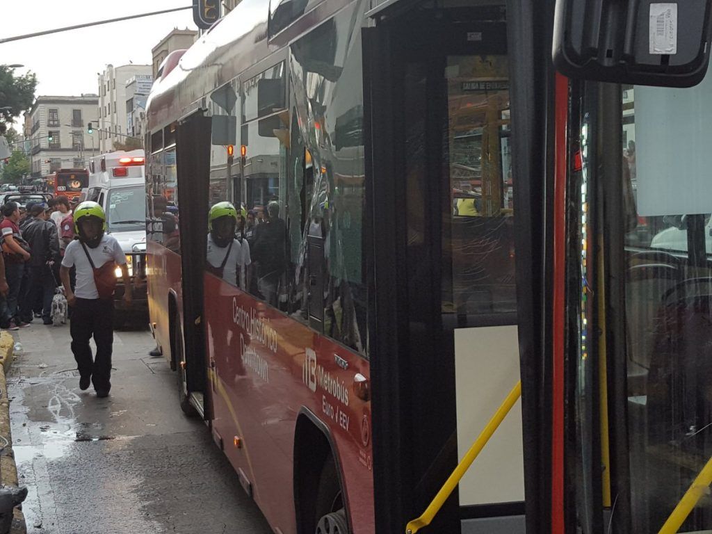 Metrobús se pasa el alto y atropella a comerciante - Metrobús-3-1024x768
