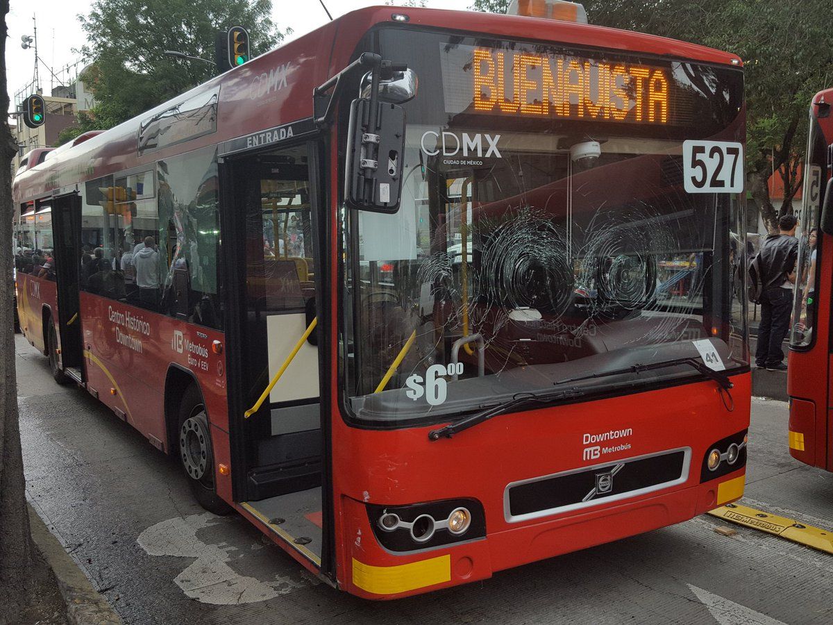 Metrobús se pasa el alto y atropella a comerciante