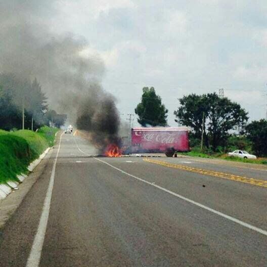 Normalistas queman camiones en Michoacán