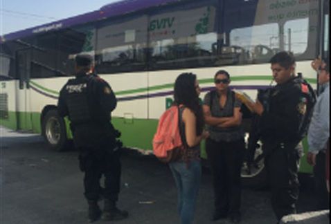 Video: asaltan con pistola y cuchillo a 60 pasajeros en Monterrey