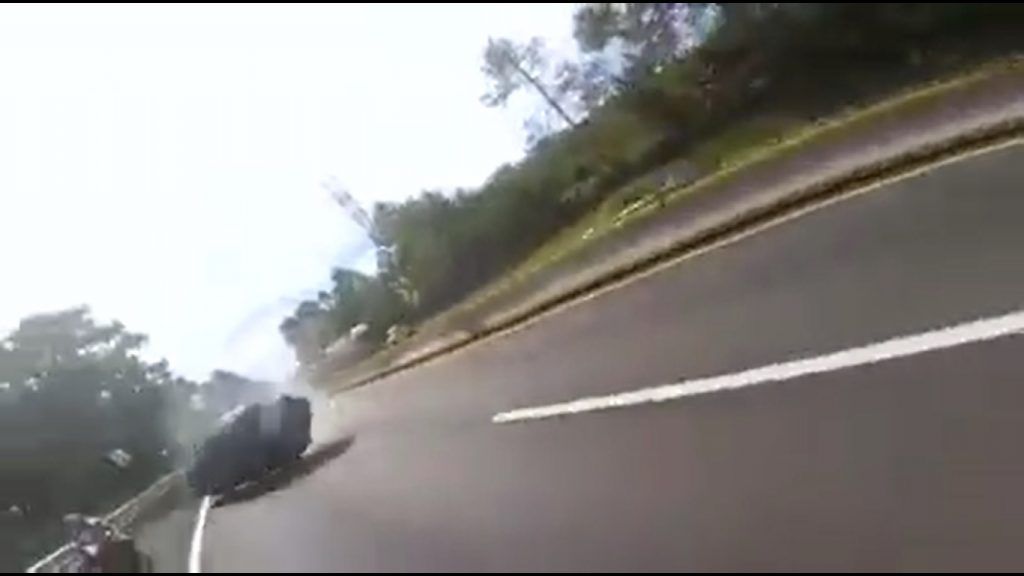 Video: vuelca automóvil por competir contra motociclistas - Motociclistas-2-1024x576