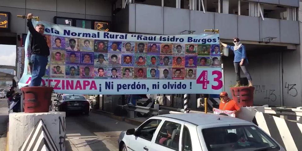 Padres de los normalistas toman caseta México-Cuernavaca