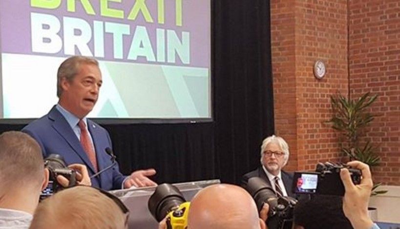 Defensor del Brexit renuncia como líder de su partido