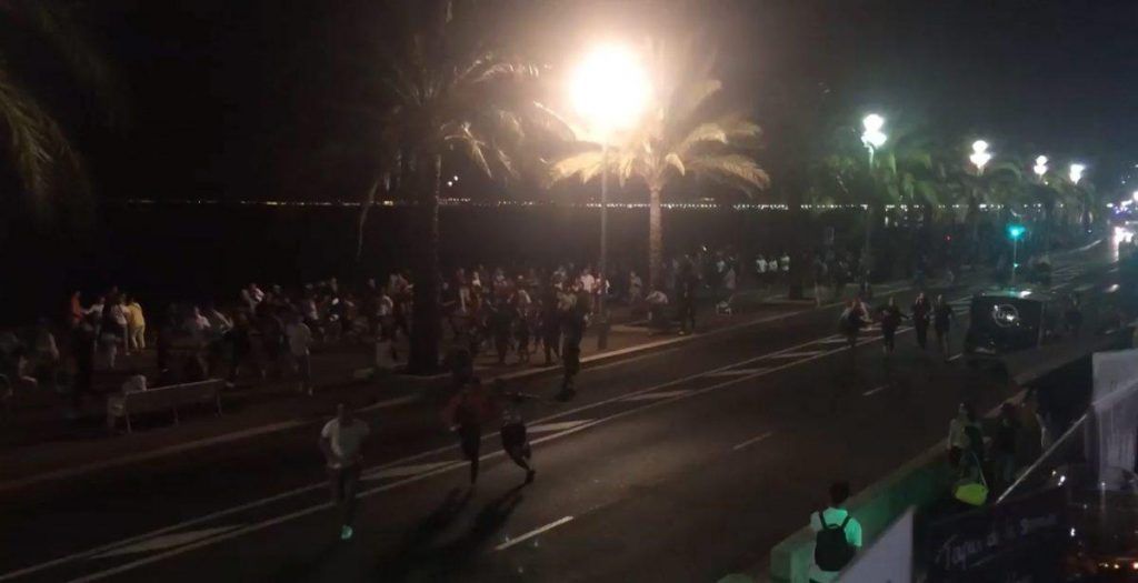 Suman 80 muertos por ataque en Niza - Niza-16-1024x525