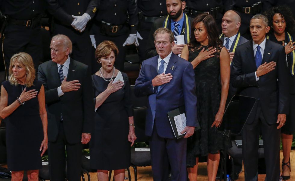 Obama rinde tributo a policías asesinados en Dallas - Obama-Dallas-EFE