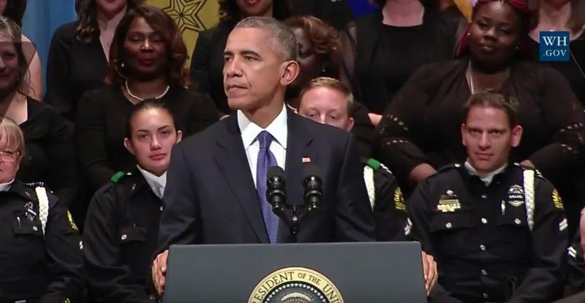 Obama rinde tributo a policías asesinados en Dallas
