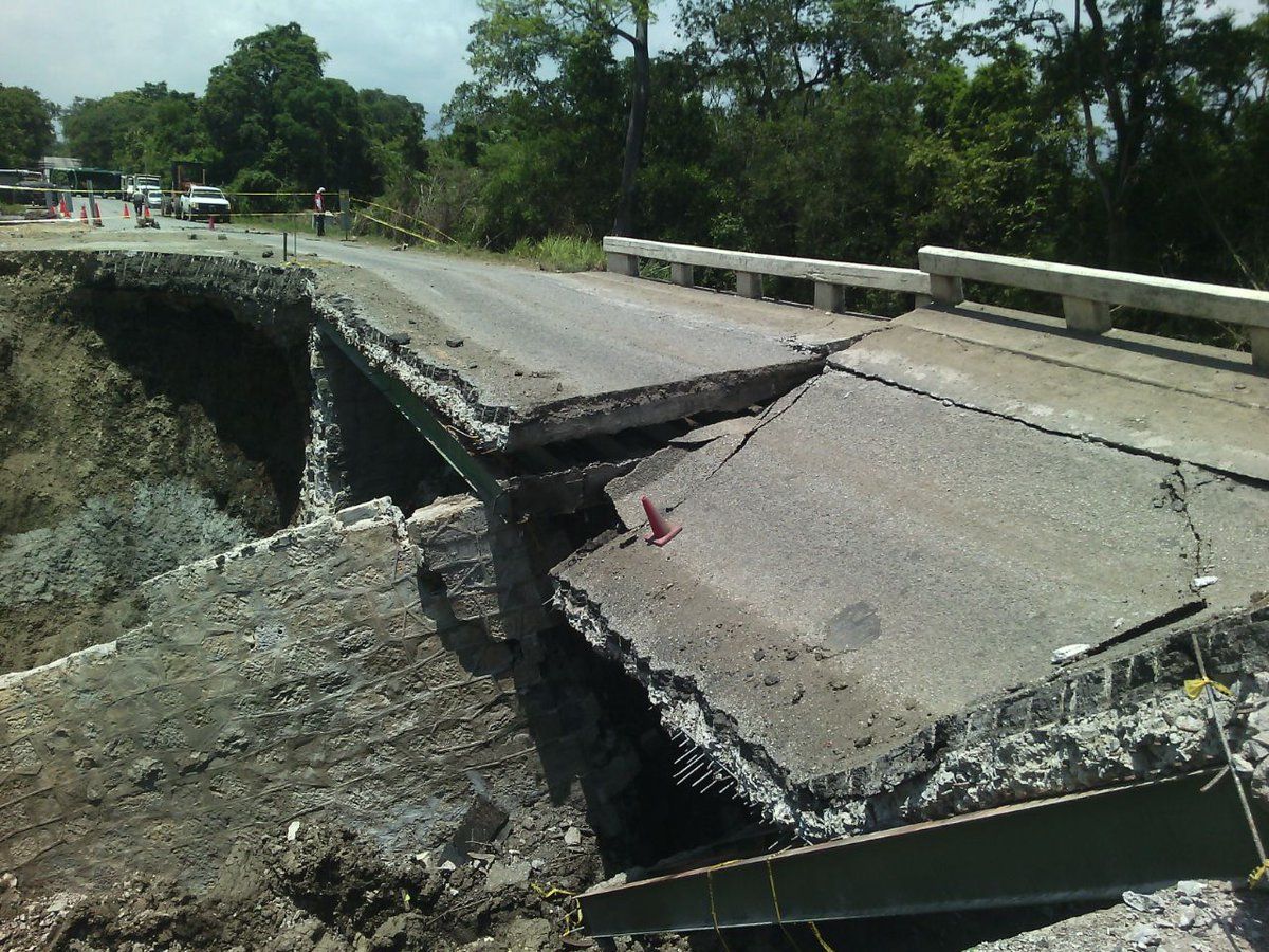 Colapsa puente de la México-Laredo