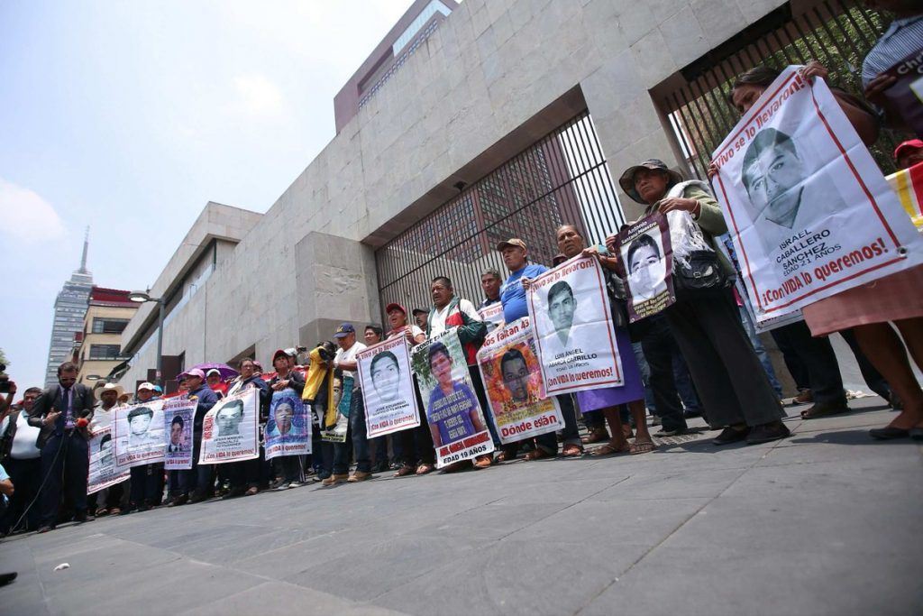 Anuncian padres de los 43 normalistas reunión con SRE el próximo miércoles - Padres-43-2-1024x683