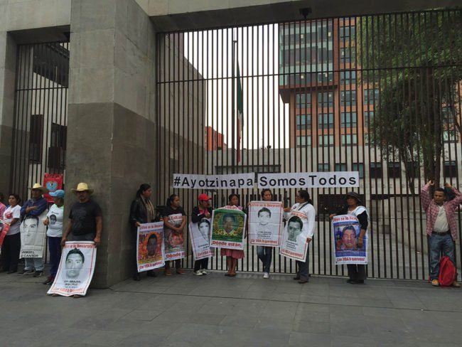 Anuncian padres de los 43 normalistas reunión con SRE el próximo miércoles