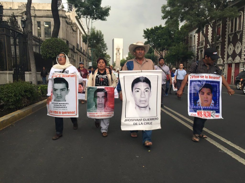 Padres de los normalistas llegan a Segob para reunión con Osorio Chong - Padres-Normalistas-2-1024x768