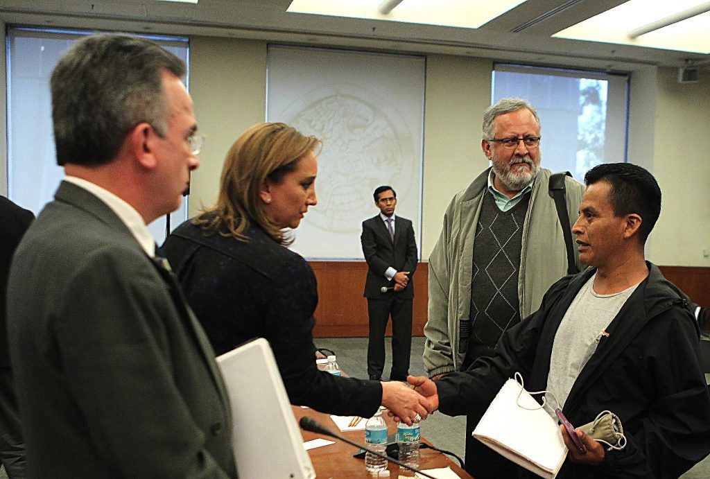 Padres de los 43 normalistas rompen mesa de diálogo. Instalan plantón en SRE - Padres-Normalistas-Claudia-Ruiz-Massieu-1024x691