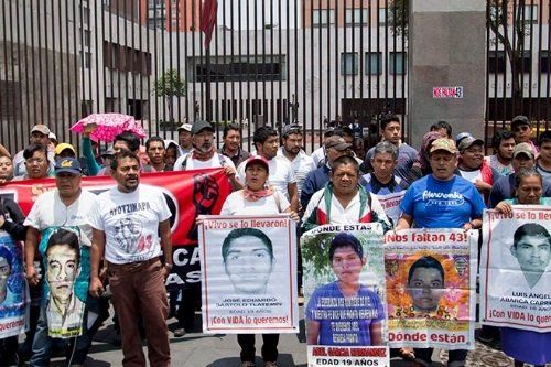 Padres de los normalistas llegan a Segob para reunión con Osorio Chong