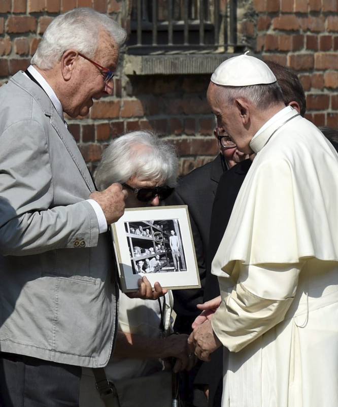 "Perdón por tanta crueldad": papa Francisco en Auschwitz - Papa-Francisco-Auschwitz-EFE2