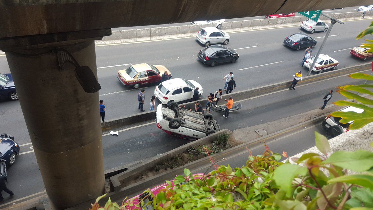 Vuelca taxi en Periférico