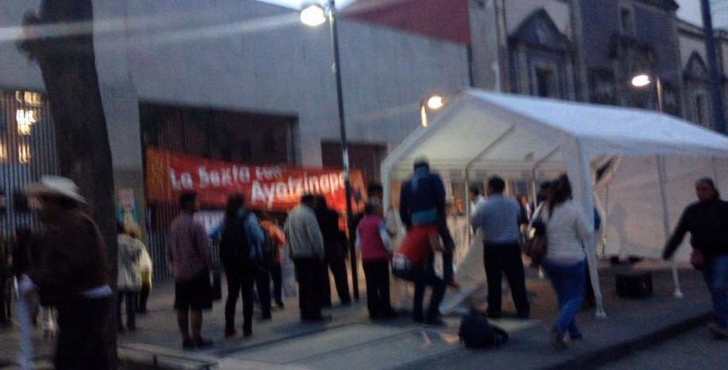 Padres de los 43 normalistas rompen mesa de diálogo. Instalan plantón en SRE - Plantón-SRE-2-1024x521