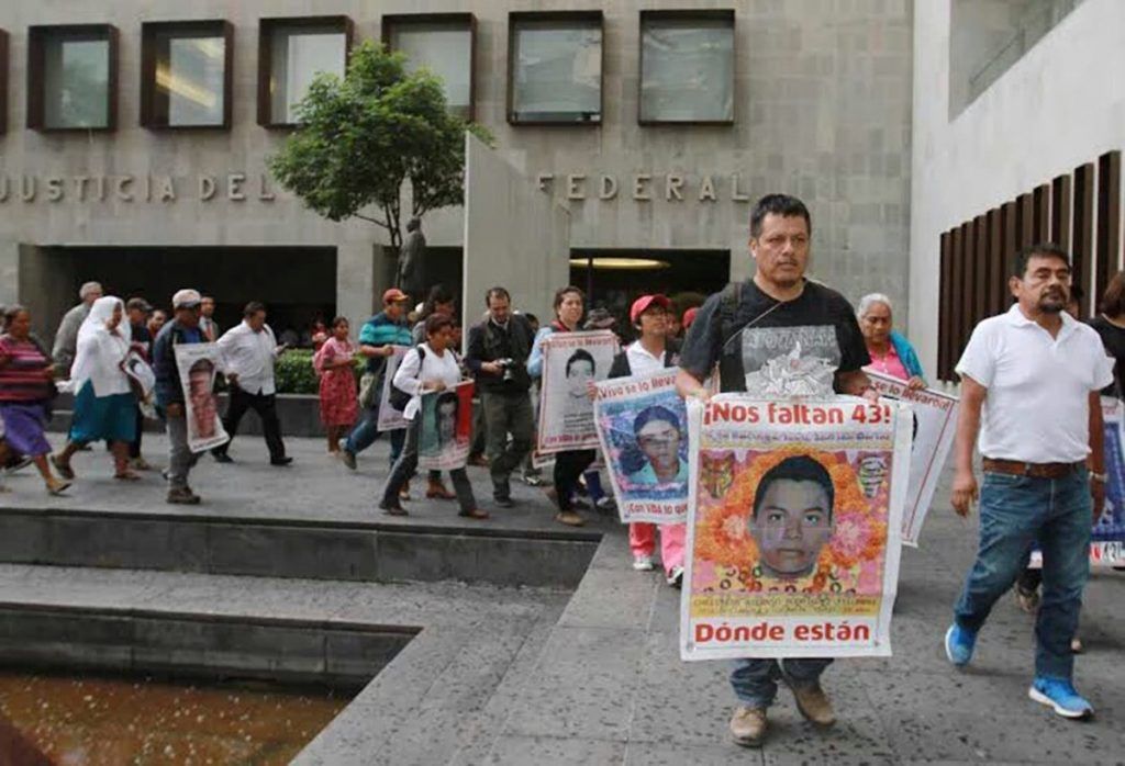 Padres de los 43 normalistas rompen mesa de diálogo. Instalan plantón en SRE - Plantón-SRE-4-1024x698