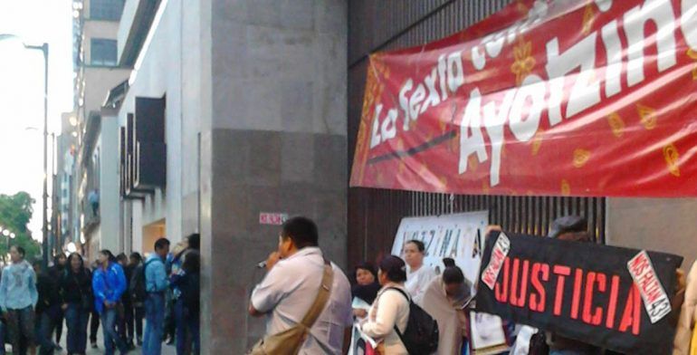 Padres de los 43 normalistas rompen mesa de diálogo. Instalan plantón en SRE