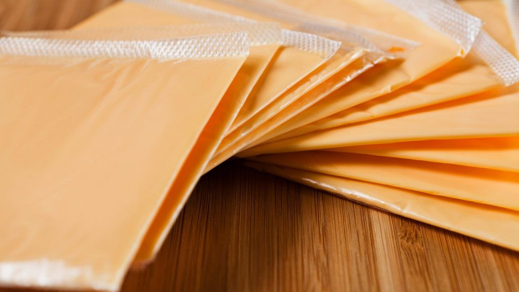 Cinco alimentos que consumes habitualmente y que tienen alto contenido de sal - Queso-Procesado-1024x576