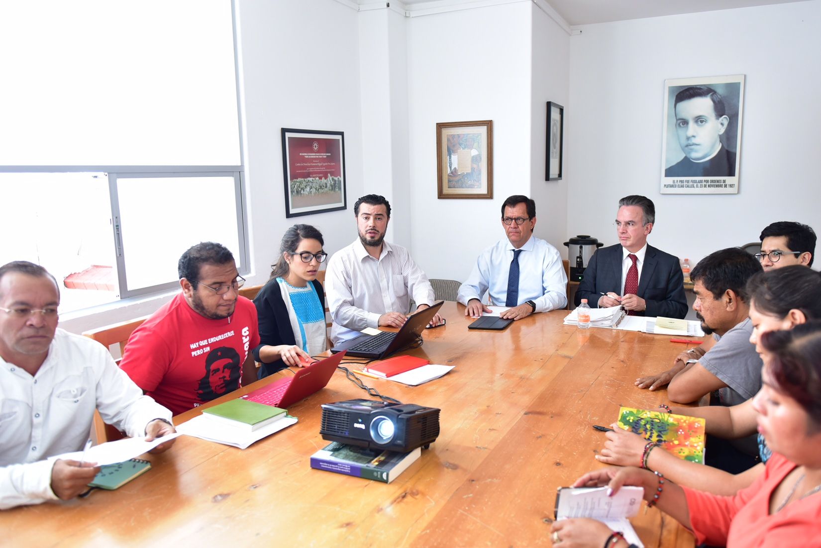 Concluye reunión de padres de los 43 con Segob y SRE