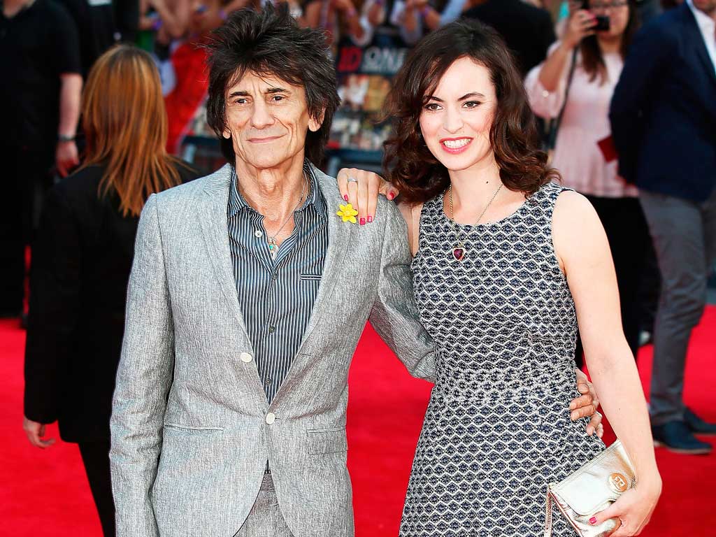 Los famosos que se casaron sin importar la edad - Ronnie-Wood-Sally-Humphreys