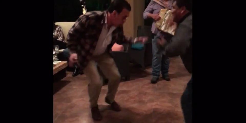 Video: Humberto Moreira festeja 50 años bailando