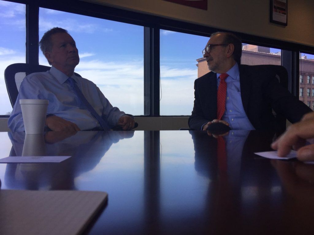 "El muro es una división entre EE.UU. y el resto de América Latina": Carlos Sada - Sada-John-Kasich-1024x768