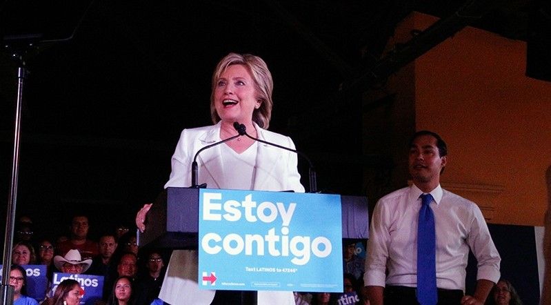 Hillary busca el voto latino con promesas migratorias