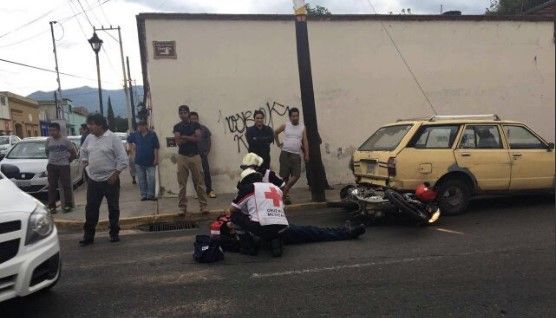 Abogada de la CNTE atropella a motociclista y no se responsabiliza
