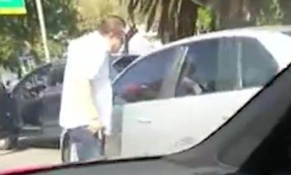 Video: con pistola en mano amenaza a automovilista