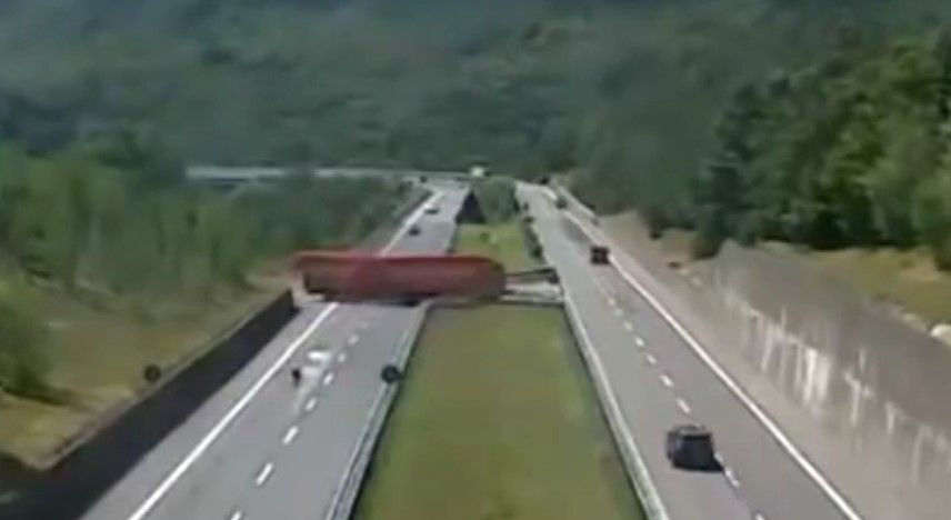 Video: tráiler con doble remolque hace un peligroso cambio de sentido