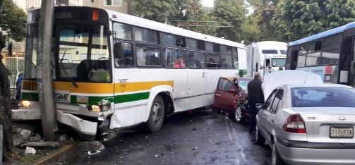 Camión provoca carambola en la Narvarte