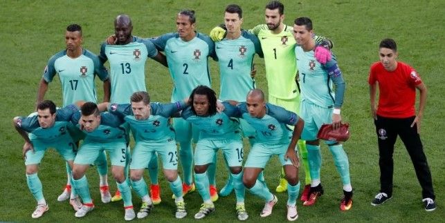 Video: recogepelotas se cuela en foto oficial de Portugal