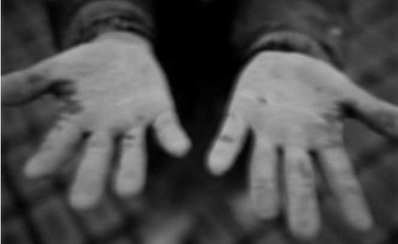 Papá quema las manos de su hijo de seis años