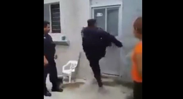 #Viral: cae policía municipal al tratar de abrir una puerta de una patada