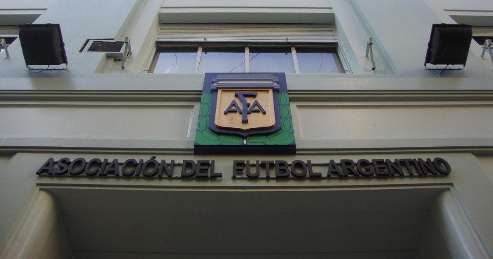 Anarquía y quiebra en el futbol argentino Anarquía y quiebra en el futbol argentino