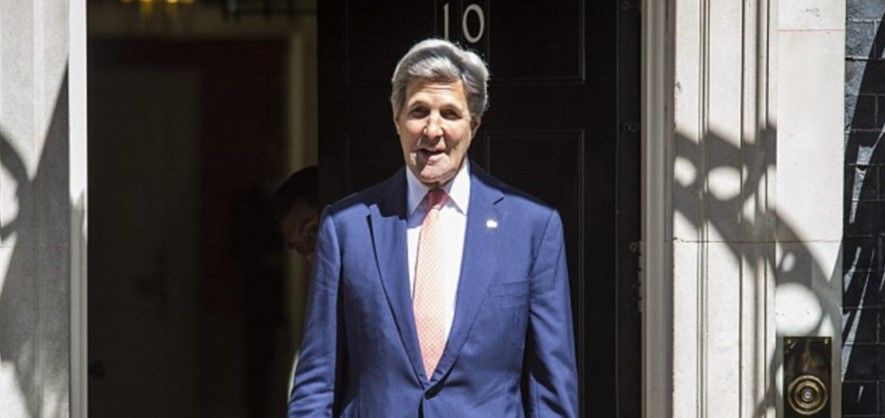 #Viral John Kerry se estrella contra puerta en Downing Street