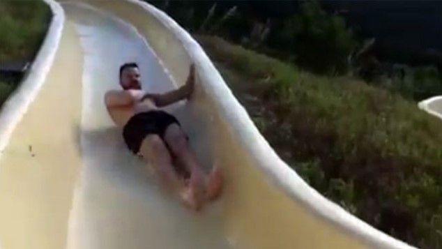 Video: hombre sale disparado desde lo alto de un tobogán acuático