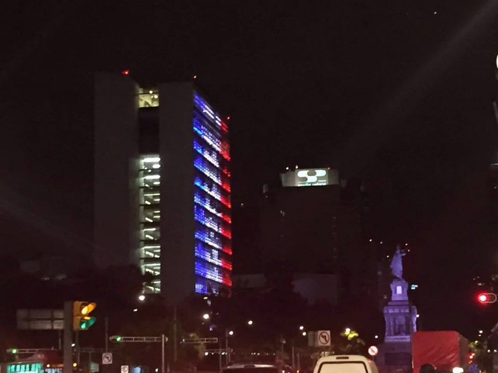 Iluminan Ángel de la Independencia con colores de la bandera francesa - Senado-2-1024x768